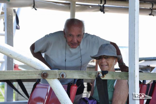 O Joca e a Ixa, pais do rodrigo, já instalados no caminhão que nos levará embora de Cabo Polonio, no litoral do Uruguai